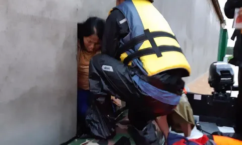 Nước ngập đến nóc, công an dỡ mái ngói kéo dân ra ngoài